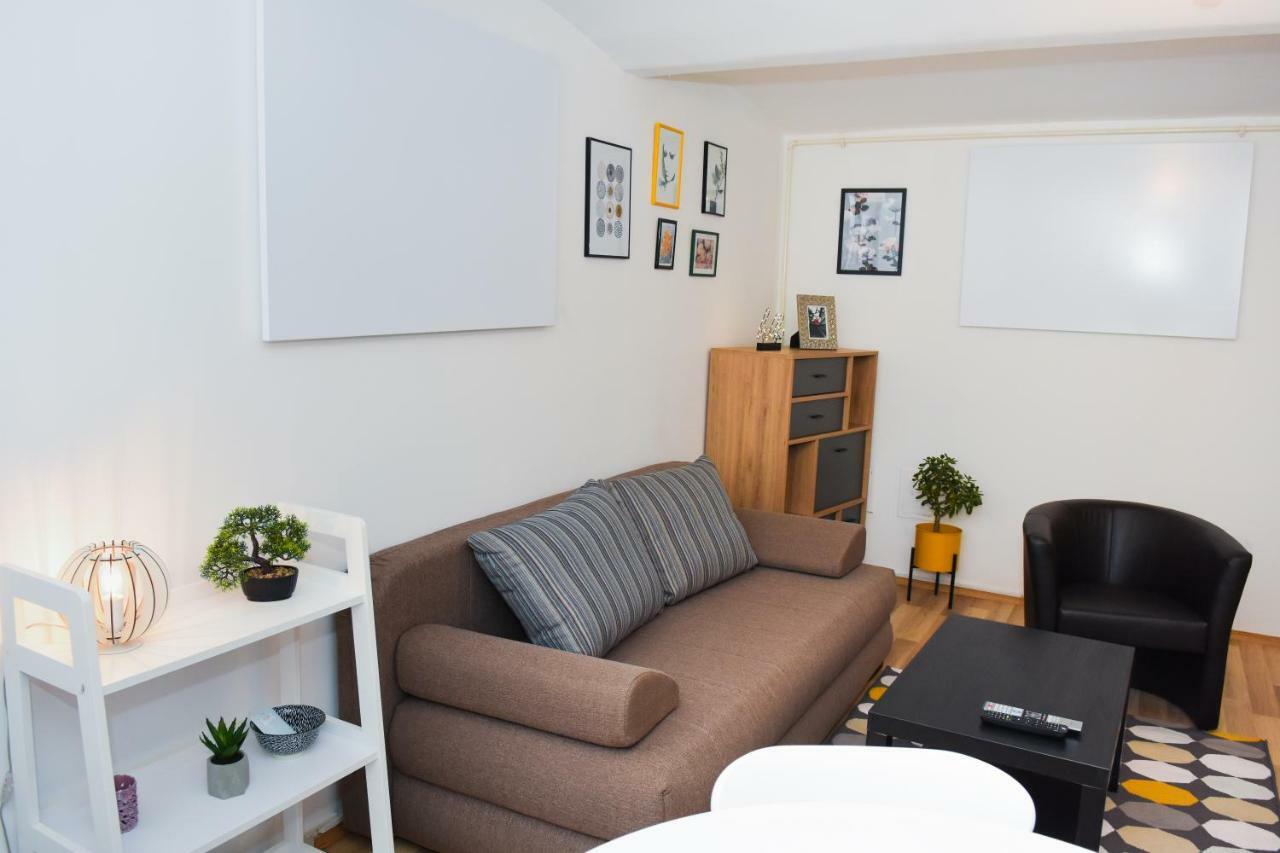 Happy Place Apartment